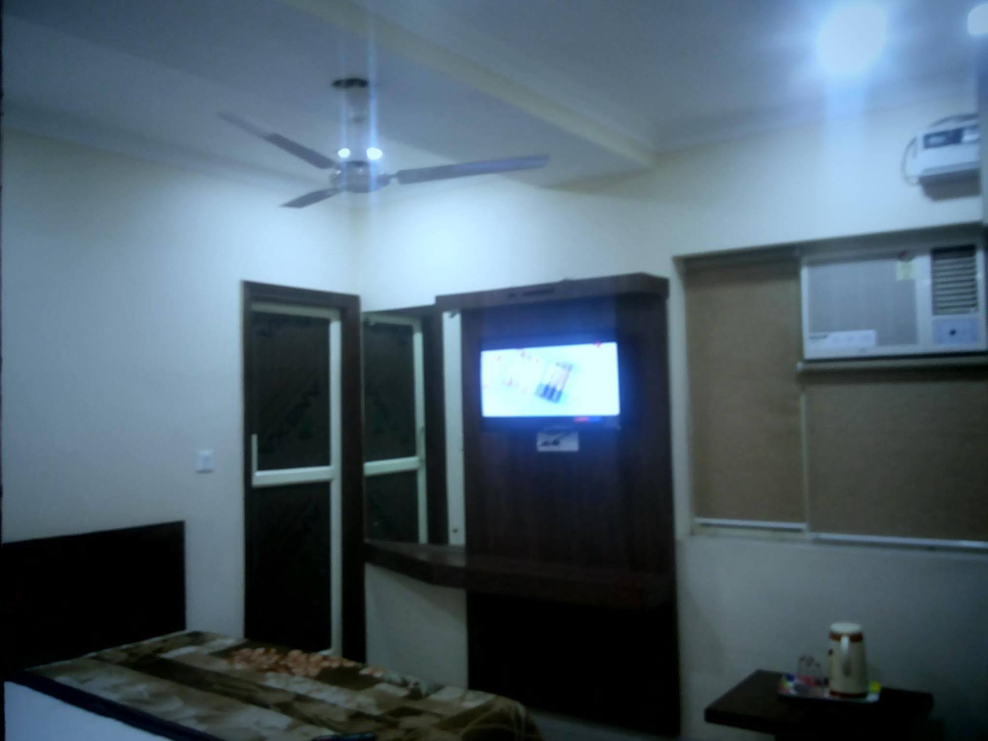 Paharganj Hotel Pink City @ Opposite New Delhi Railway Station מראה חיצוני תמונה